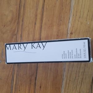 Oil free eye makeup remover by Mary Kay